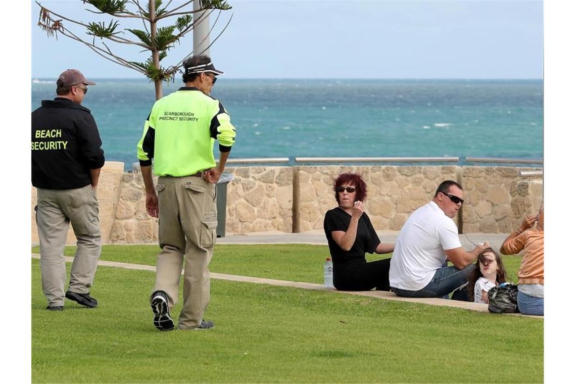 Die Regierung des westaustralischen Bundesstaates Scarborough Beach hat die Zwei-Personen-Grenze für öffentliche Versammlungen gelockert. Foto: Richard Wainwright/AAP/dpa