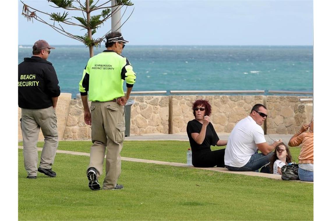 Corona-Beschränkungen werden vielerorts vorsichtig gelockert Die Regierung des westaustralischen Bundesstaates Scarborough Beach hat die Zwei-Personen-Grenze für öffentliche Versammlungen gelockert. Foto: Richard Wainwright/AAP/dpa