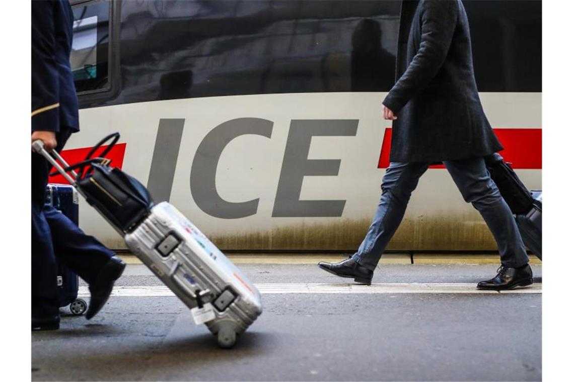 Die Regierung erlaubt der Deutschen Bahn angesichts der Corona-Krise höhere Schulden. Foto: Christoph Schmidt/dpa