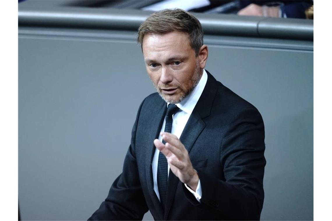 „Die Regierung sollte mit der pharmazeutischen Industrie insgesamt prüfen: Wo gibt es noch Kapazitäten, die genutzt werden können für die Produktion eines Impfstoffs?“, sagt Christian Lindner. Foto: Kay Nietfeld/dpa