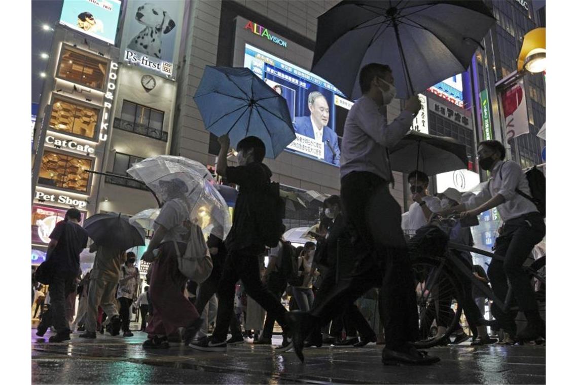 Bach-Ankunft mit Tiefschlag: Fan-Ausschluss in Tokio Die Regierung um Japans Premierminister Yoshihide Suga hat für Tokio erneut einen Notstand beschlossen. Foto: Eugene Hoshiko/AP/dpa