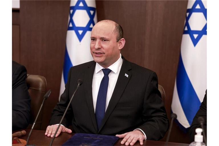 Die Regierung von Israels Ministerpräsident Bennett hat ein umstrittenes Gesetz zum Zuzugsverbot für Palästinenser wieder eingeführt. Foto: Menahem Kahana/Pool AFP/AP/dpa/Archiv