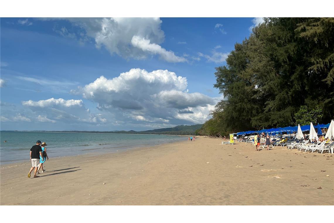 Deutsche in Thailand von großem Fisch gebissen - Haiattacke? Die Region Khao Lak ist für schöne Sandstrände bekannt und gerade bei deutschen Touristen beliebt. (Archivbild)