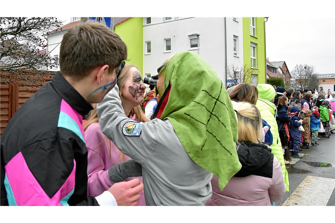 Die Reichenberger Burghexen aus Oppenweiler setzen unzureichend Geschminkte pass...