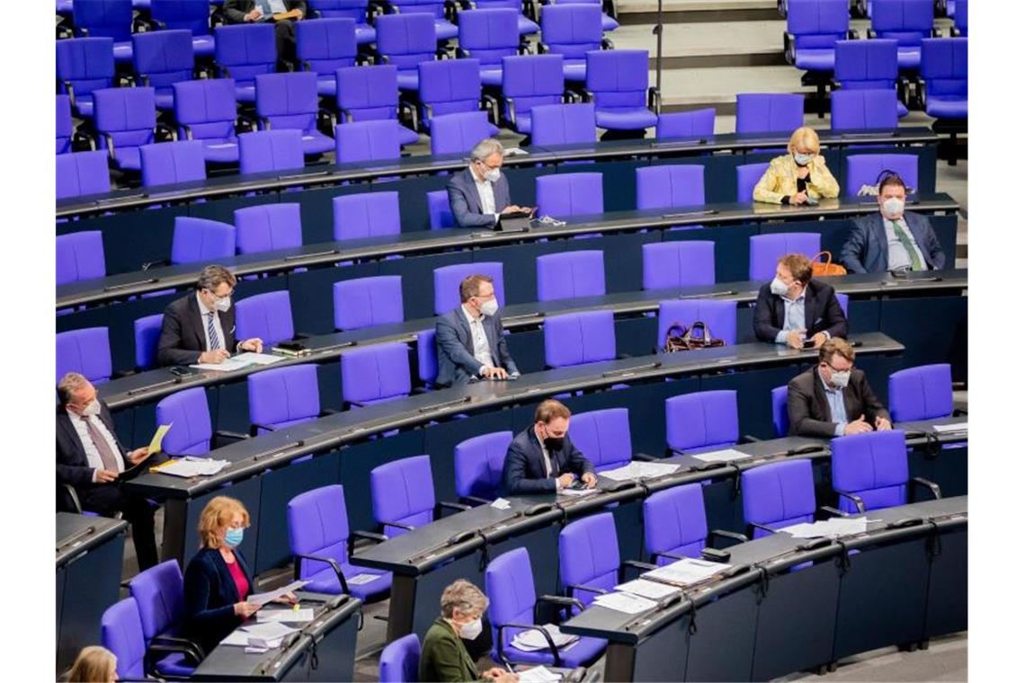 Extremismus und Rassismus: SPD und Union streiten Die Reihen der Unionsfraktion sind bei einer Debatte nur dünn besetzt. (Archivbild). Foto: Christoph Soeder/dpa