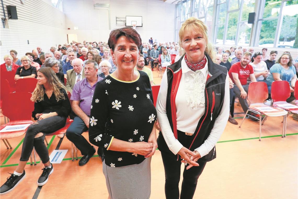 Die Reihen in der Gemeindehalle Burgstall sind gut gefüllt, als Bürgermeisterin Irmtraud Wiedersatz (links) und Herausforderin Sonja Winter ihre Ideen für Burgstetten präsentieren. Foto: A. Becher