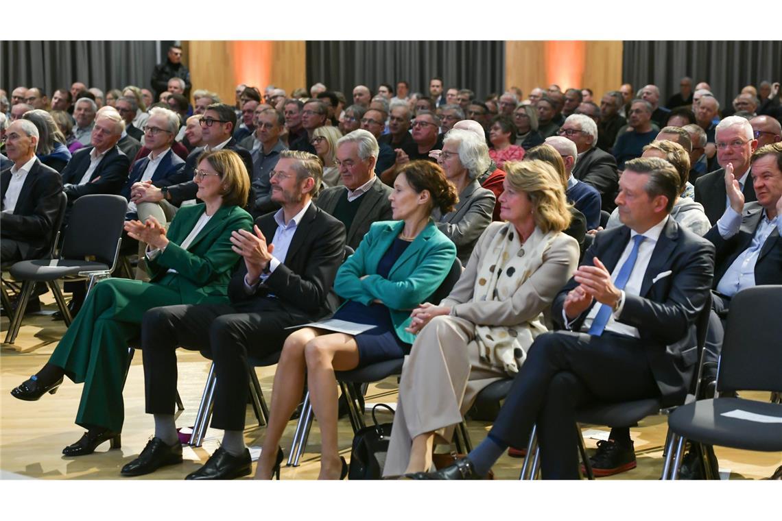 Die Reihen in der Rotunde der L-Bank sind dicht besetzt.