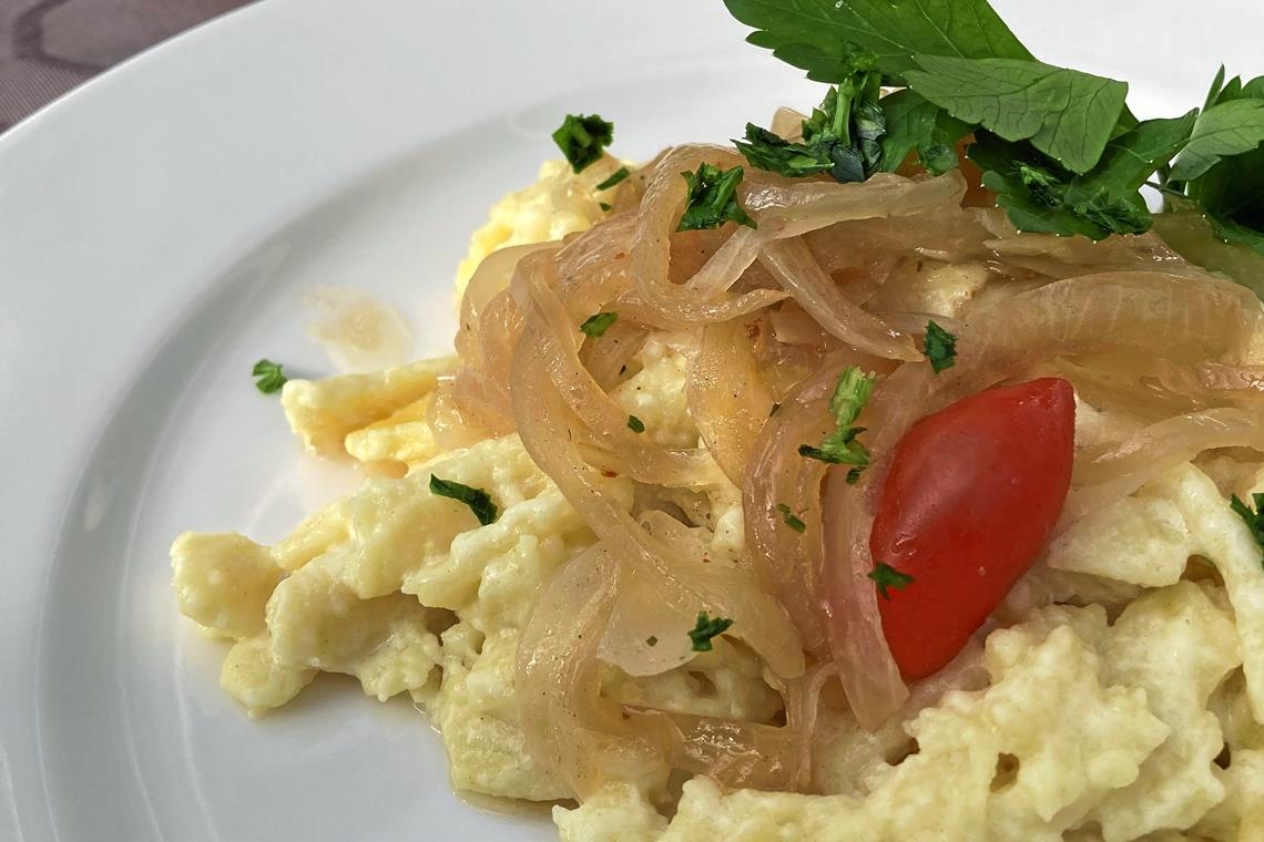 Schlemmerritt: Zu Pferd zum Mittagessen Die Reiterinnen bestellen Deftiges – zum Beispiel Kässpätzle mit Salat. Foto: M. Maier