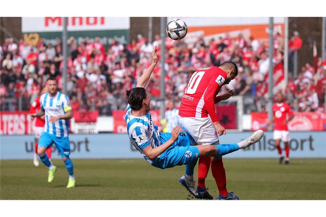 Die Rekordkulisse im Gazi-Stadion auf der Waldau im Jahr 2025 gab es am 22. März. Das 1:1 gegen Kickers Offenbach sahen 8740 Zuschauer. Auf dem Foto verteidigt Paul Polauke gegen OFC-Stürmer Dimitrij Nazarov.