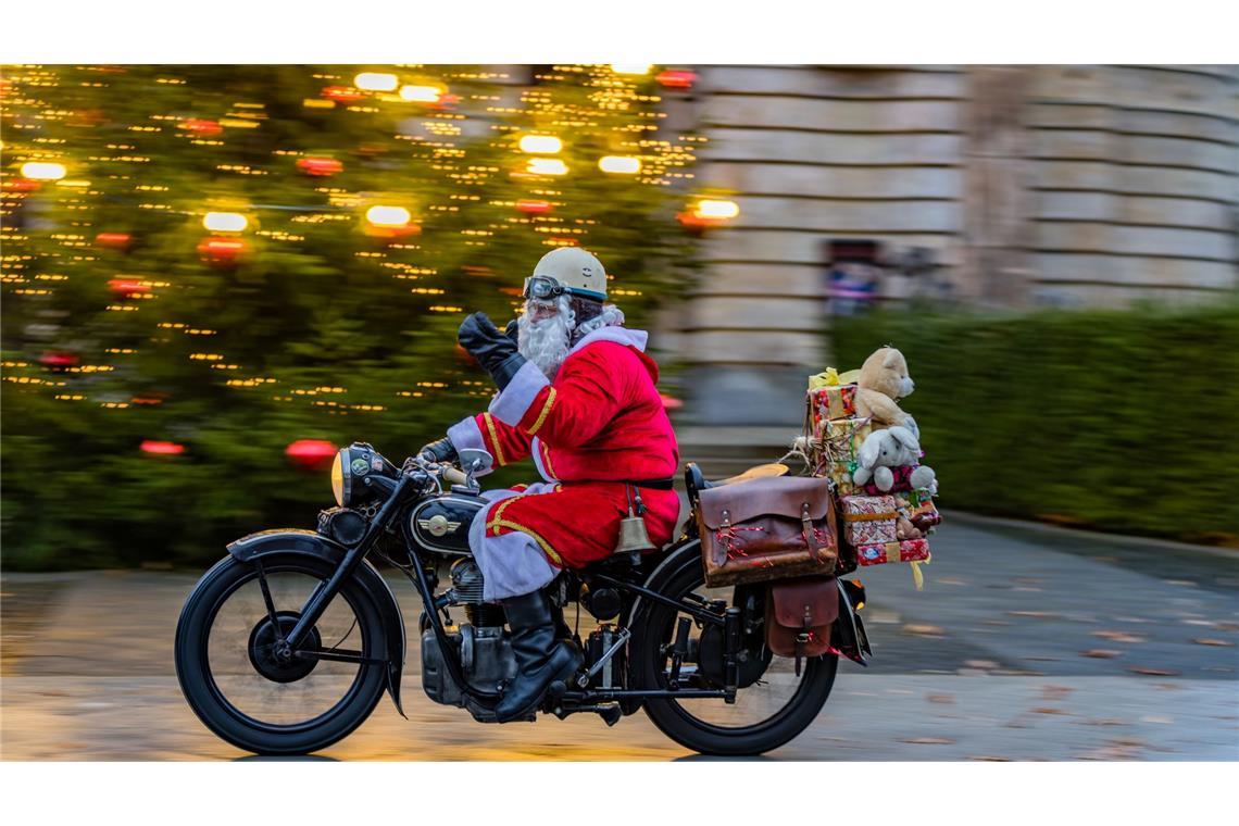 Die Rentiere hat der Weihnachtsmann im Stall gelassen. In Cottbus kommt er mit dem Motorrad.