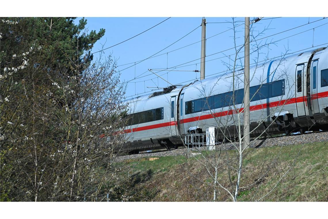 Die Reparatur der gerissenen Oberleitung ist noch nicht abgeschlossen.