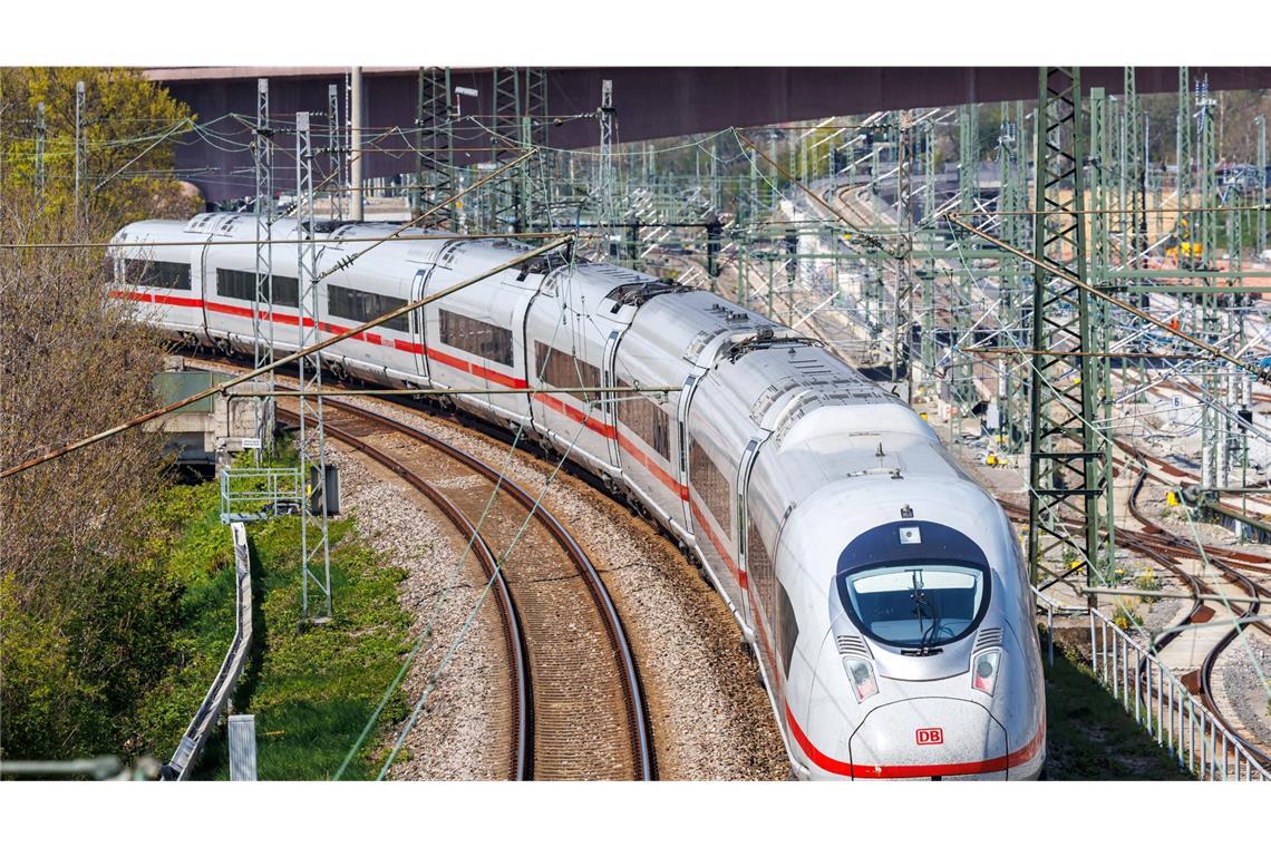 Sperrungen auf zentraler NRW-Zugstrecke dauern ganzen Tag an Die Reparaturarbeiten auf der Zugstrecke dauern voraussichtlich den ganzen Freitag über an. (Symbolbild)