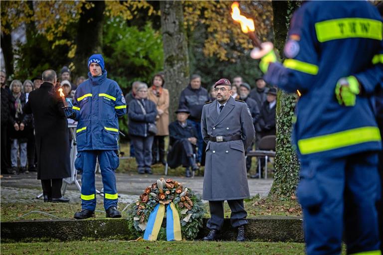 Die Reservistenkameradschaft Backnang legte Kränze nieder, die Jugendgruppe des Technischen Hilfswerks Backnang illuminierte den Stadtfriedhof festlich mit Fackeln. Foto: Alexander Becher