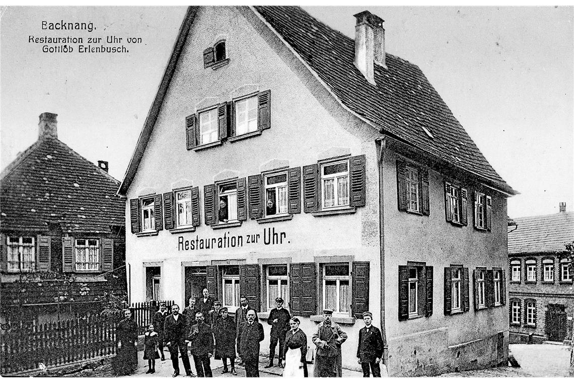 Die „Restauration zur Uhr“ wurde 1877 am Ölberg eröffnet. Heute wird das Lokal vom Ehepaar Siasiakis betrieben und verfügt laut Wolf über „Backnangs schönsten Biergarten“.
