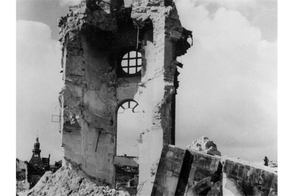 Die Reste der Frauenkirche am 14. Februar 1945 nach dem Bombenangriff. Foto: dpa