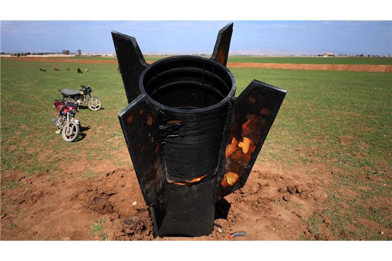 Die Reste einer iranischen Rakete ragen aus dem Boden nahe der syrischen Stadt, nur wenige Kilometer von der türkischen Grenzen entfernt.