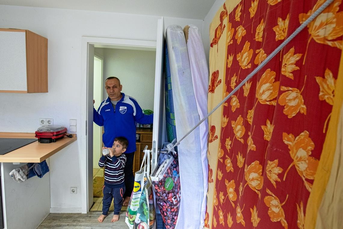 Die Sehnsucht nach dem Ankommen Die restlichen Matratzen bewahrt die Familie tagsüber in der Küche auf.