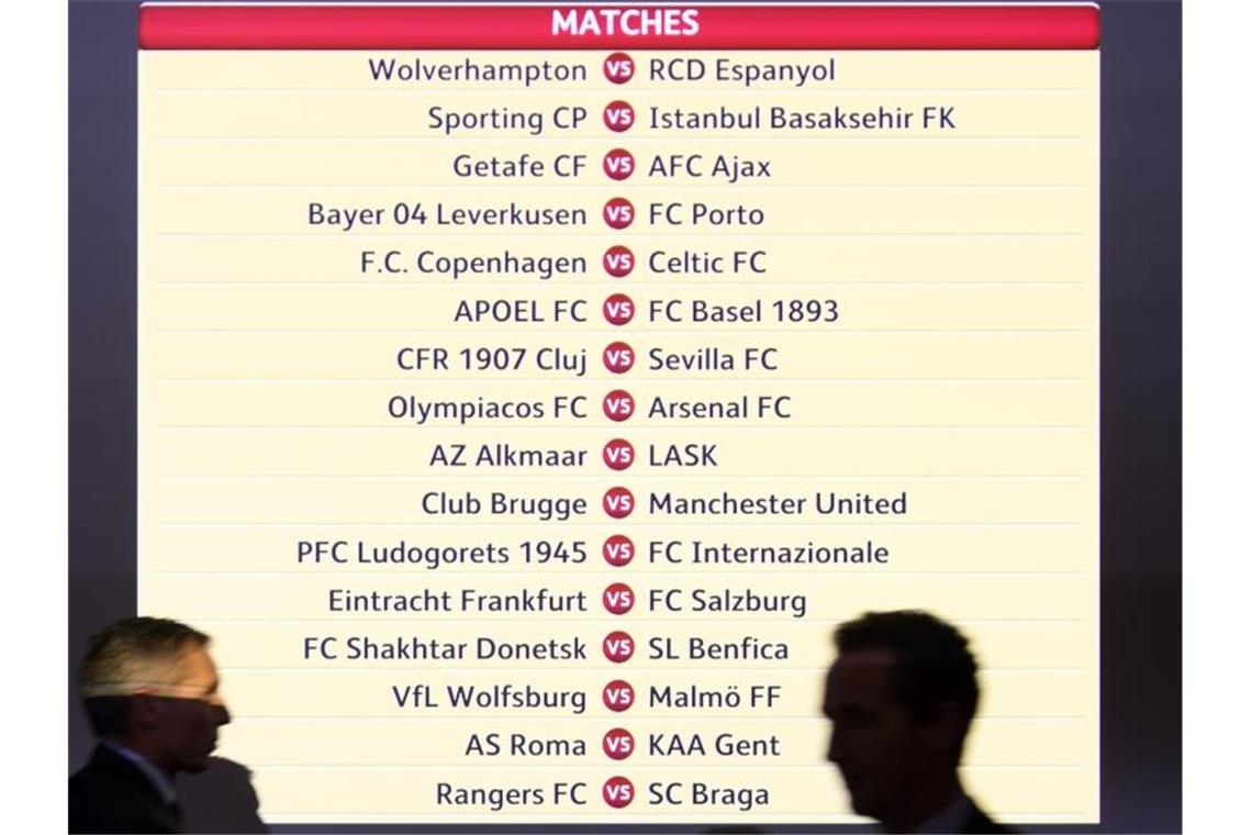 Attraktive Gegner für Frankfurt und Bayer - VfL gegen Malmö Die Resultate der Auslosung sind auf einer Monitorwand nachzulesen. Foto: Laurent Gillieron/KEYSTONE/dpa
