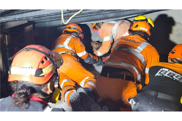 Die Retter haben mehrere Menschen lebend geborgen.