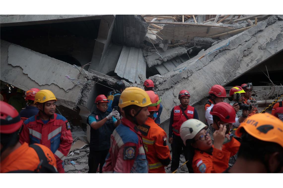 Die Retter mussten lange mit bloßen Händen graben, um keine Überlebenden zu gefährden.