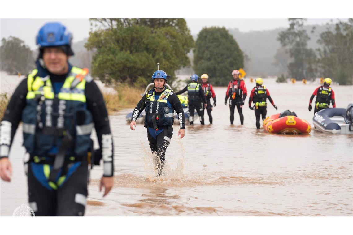 Vier Tote bei massiven Überschwemmungen in Australien Die Retter sind vor allem mit Schlauchbooten im Einsatz.
