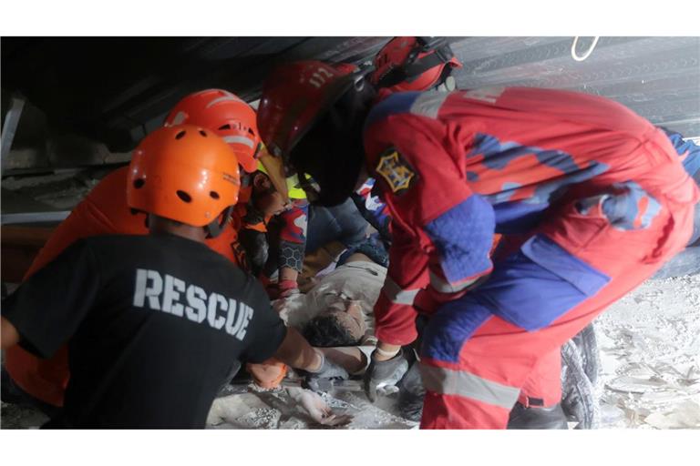 Die Retter suchten fieberhaft unter den Trümmern nach Überlebenden.