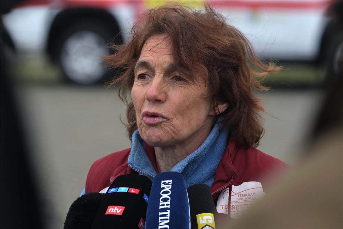 Die Rettung des gestrandeten Buckelwals in der Ostsee wird von einem dramatischen Notfall überschattet: Tierärztin Janine Bahr-van Gemmert musste ins Krankenhaus geflogen werden. Was steckt dahinter?