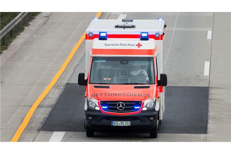 Die Rettungskräfte brachten den Mann in ein Krankenhaus. (Symbolbild)
