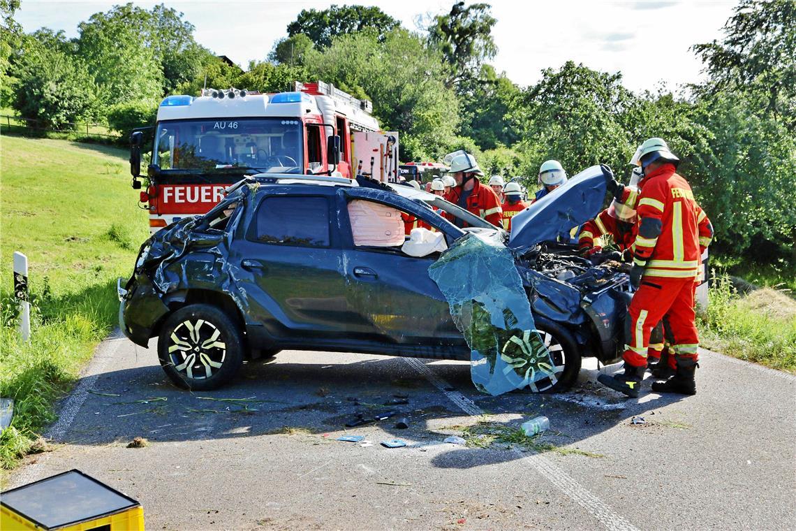 Auto überschlägt sich Die Rettungskräfte konnten den Fahrer des Unfallwagens leicht verletzt bergen.