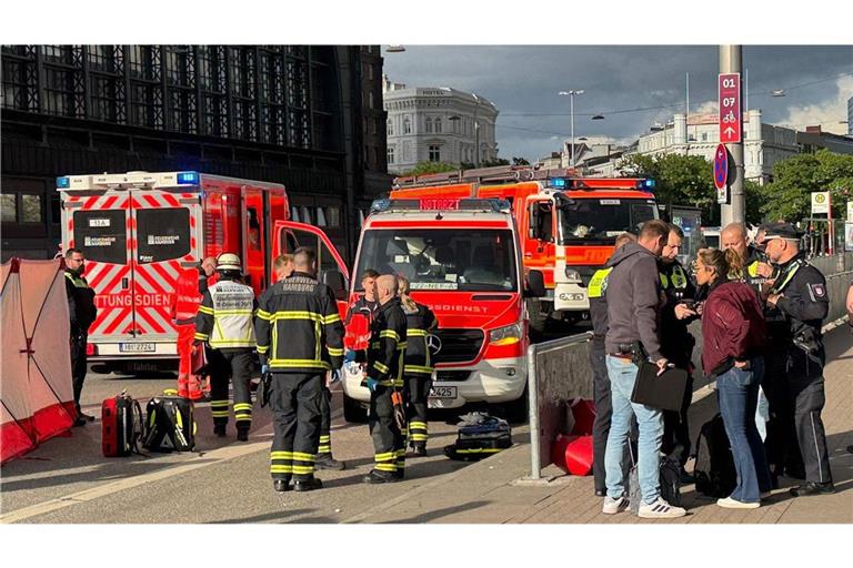 Die Rettungskräfte kümmerten sich teilweise noch vor Ort um die Verletzten.