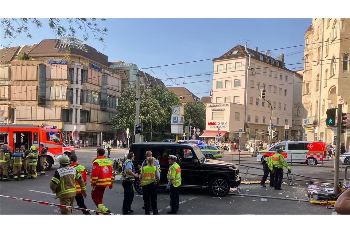 Schock an der Haltestelle - Auto fährt in Stuttgart in Menge