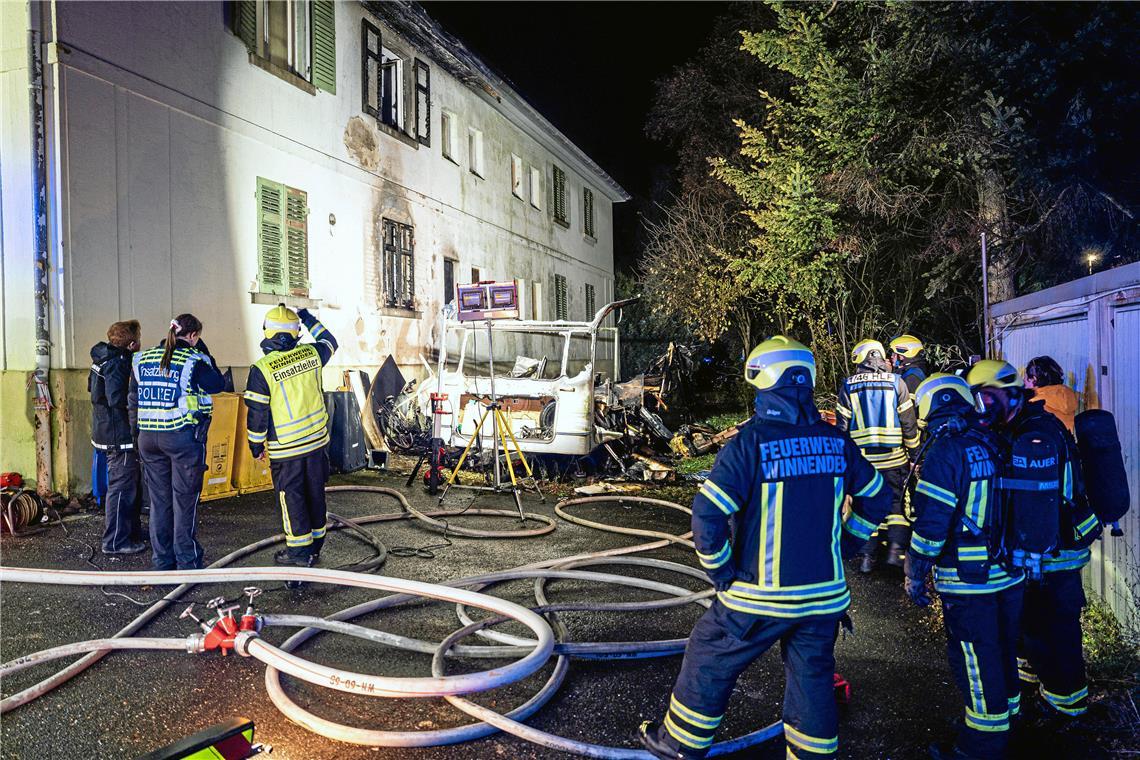 Feuer greift auf Fassade über Die Rettungskräfte waren mit einem Großaufgebot vor Ort. Foto: 7aktuell.de/Simon Adomat