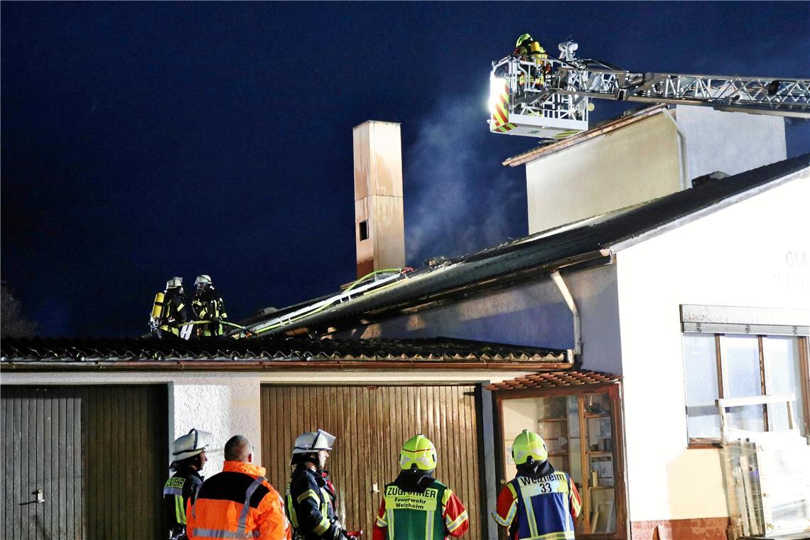 Dachstuhl einer Schreinerei brennt Die Rettungskräfte wurden heute morgen um 6.50 Uhr alarmiert und eilten nach Pfahlbronn. Foto: 7aktuell.de/Kevin Lermer