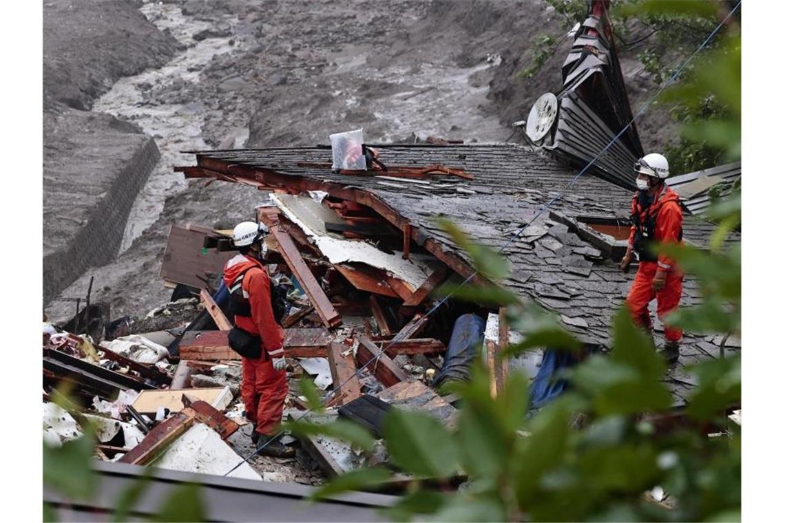 Dutzende nach Schlammlawine in Japan vermisst Die Rettungstrupps kämpfen bei der Suche nach den Vermissten gegen die Zeit. Foto: Uncredited/Kyodo News/AP/dpa