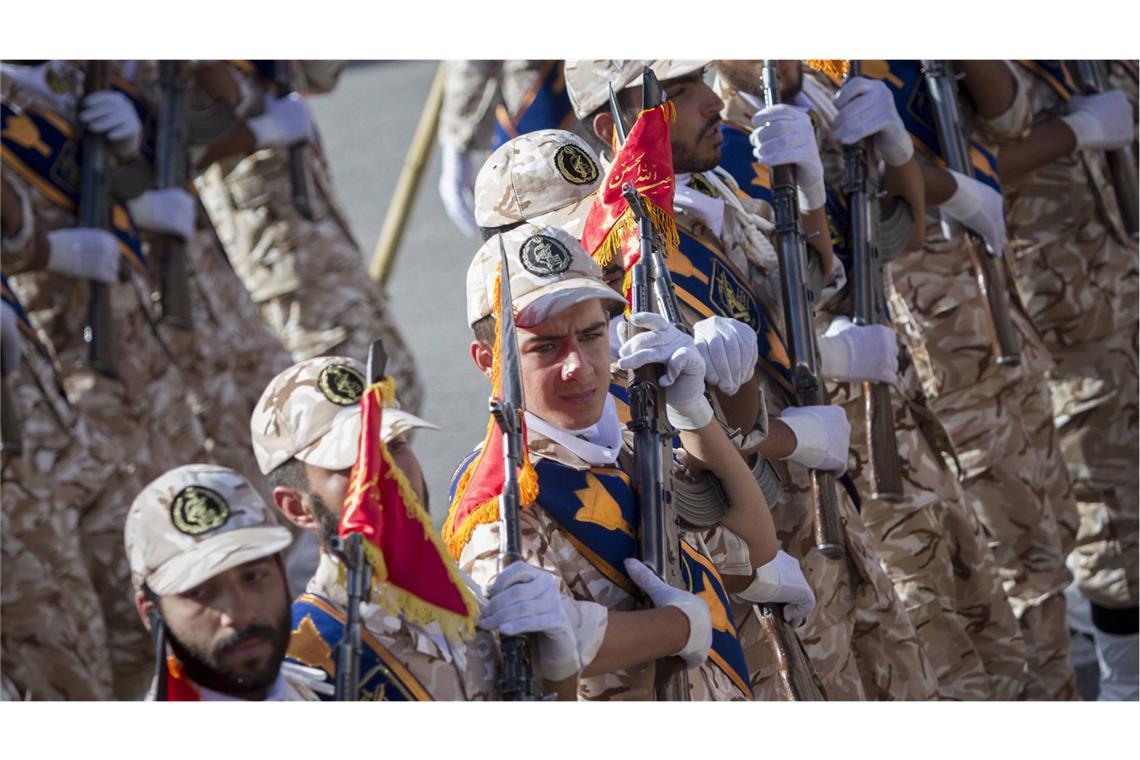 Die Revolutionsgarden sind die ideologische Armee des Landes und gelten seit jeher als loyale Truppen des obersten Führers und geistlichen Oberhaupts.
