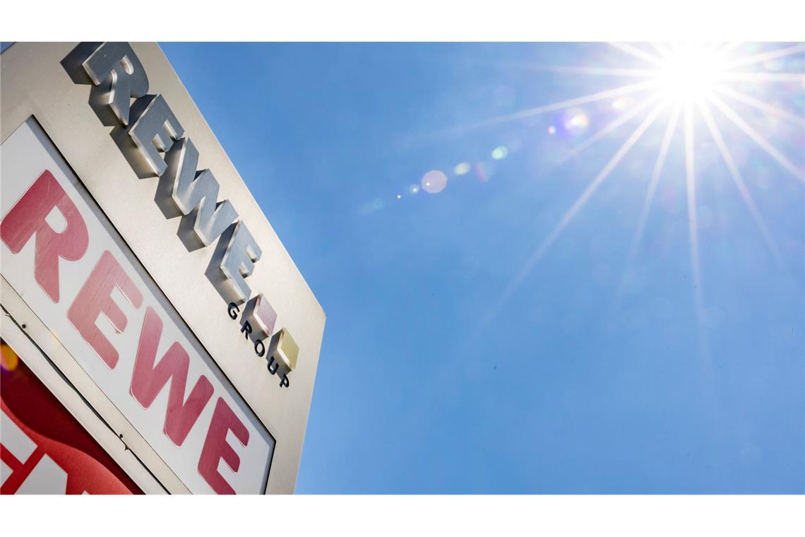 Rewe-Chef: Kunden werden immer ungeduldiger Die Rewe-Gruppe hat 2024 mehr Umsatz und Gewinn gemacht als im Vorjahr.