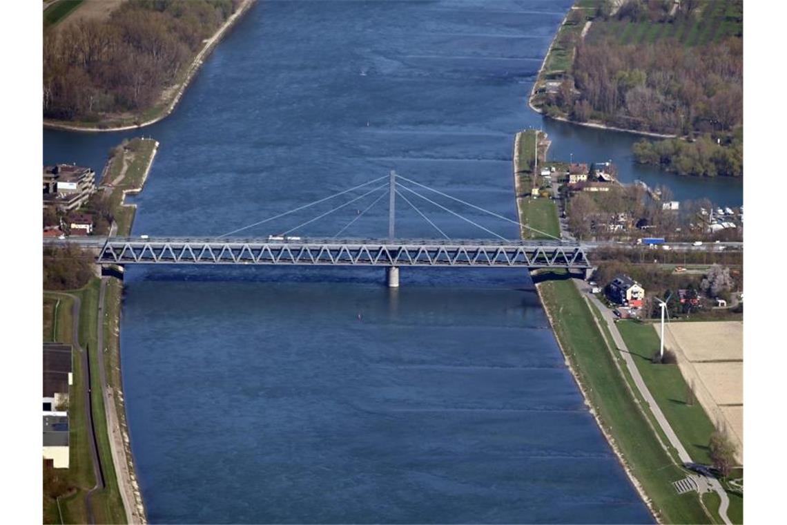 Die Rheinbrücke ist zu sehen. Foto: Uli Deck/dpa/Archivbild