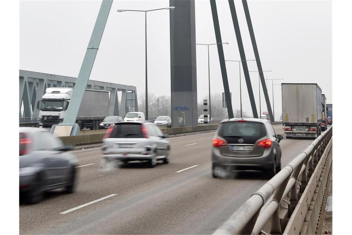 Karlsruher Rheinbrücke wieder sechsspurig befahrbar Die Rheinbrücke Karlsruhe Maxau. Foto: Uli Deck/dpa