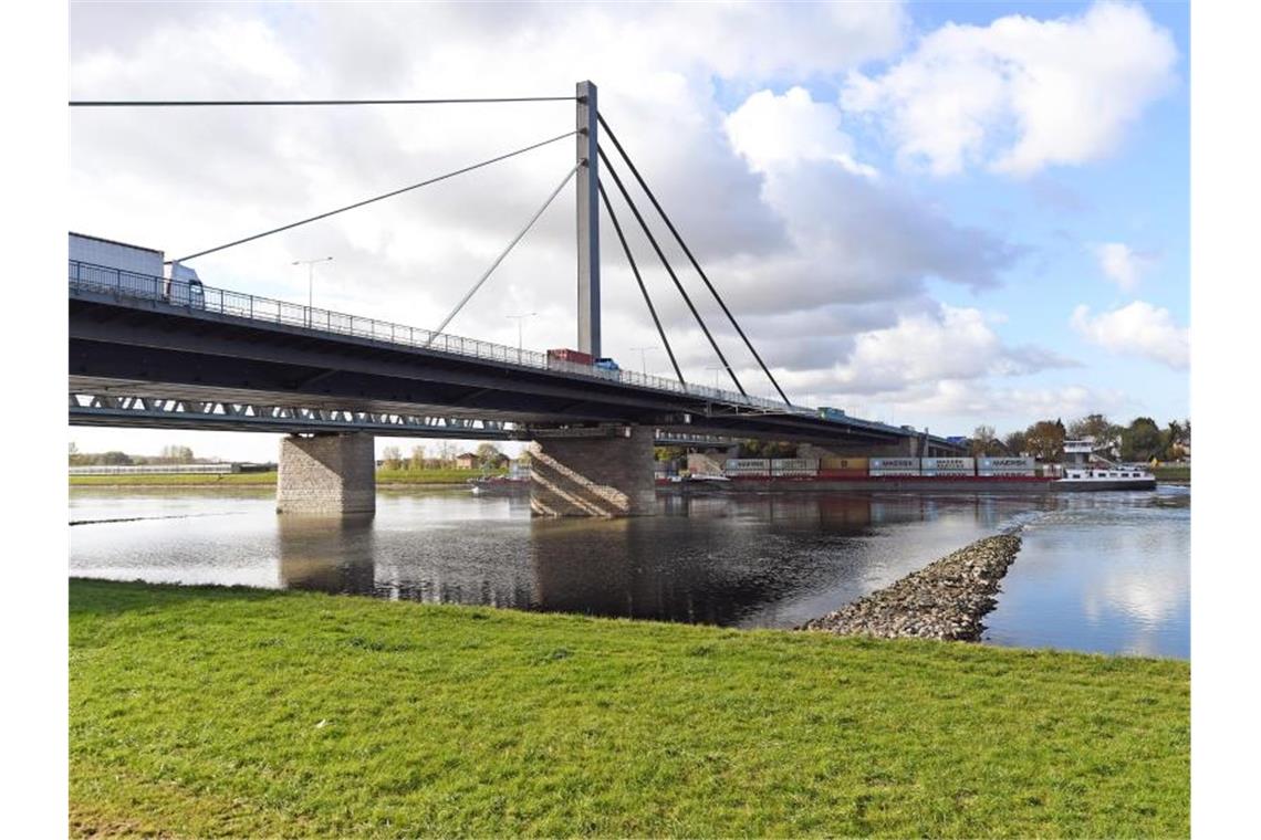 Die Rheinbrücke Maxau verbindet das rheinland-pfälzische Wörth und Karlsruhe in Baden-Württemberg. Foto: Uli Deck/dpa