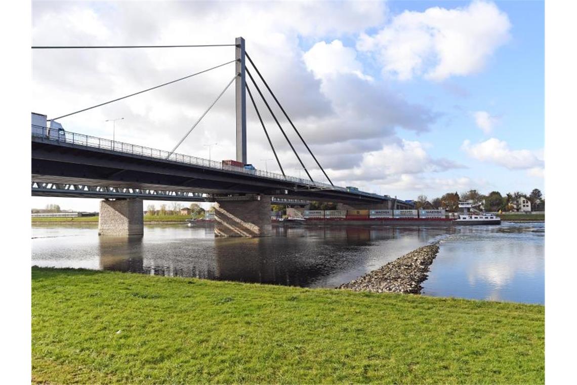 Gericht verhandelt Klage gegen Rheinbrücken-Bau bei Wörth Die Rheinbrücke zwischen Karlsruhe und Wörth. Foto: Uli Deck/dpa