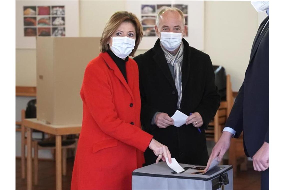Die rheinland-pfälzische Ministerpräsidentin Malu Dreyer gibt gemeinsam mit ihrem Ehemann Klaus Jensen in Mainz ihre Stimme ab. Foto: Thomas Frey/dpa