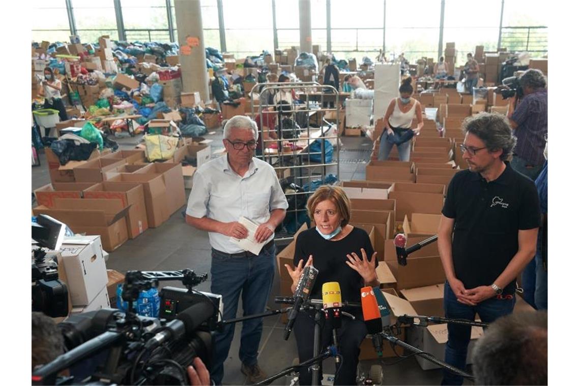Die rheinland-pfälzische Ministerpräsidentin Malu Dreyer und Innenminister Roger Lewentz besuchen das Spendenzentrum am Nürburgring. Foto: Thomas Frey/dpa