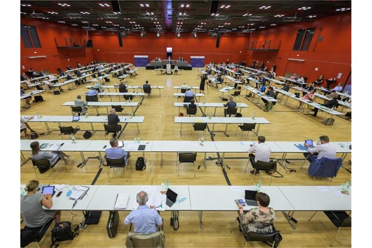 Die rheinland-pfälzischen Landtagsabgeordneten waren zuletzt in der Mainzer Rheingoldhalle zusammengekommen - um Abstand zu wahren. Foto: Andreas Arnold/dpa