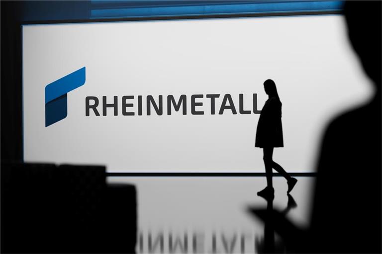 Die Rheinmetall-Aktie verliert trotz Großaufträgen deutlich an Wert. Was dahinter steckt, erfahren Sie hier.