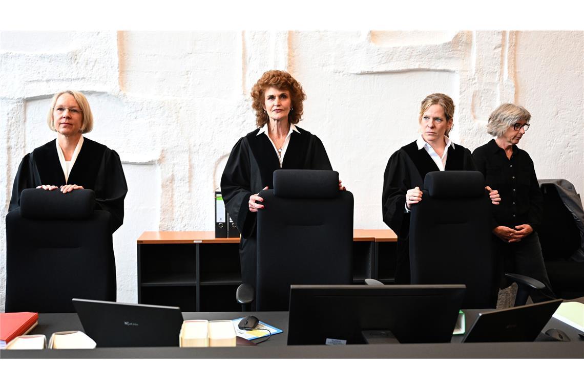 „Schwieriges Verfahren“ – Prozess um Tod von Hanna Die Richterin Heike Will (M) steht im Sitzungssaal des Amtsgerichts Laufen, in dem der Prozess um den mutmaßlichen Mord an der Studentin Hanna in Aschau neu verhandelt wir.