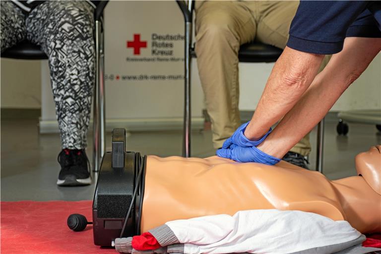 Die richtige Herzdruckmassage kann Leben retten. Foto: L. Hinderer