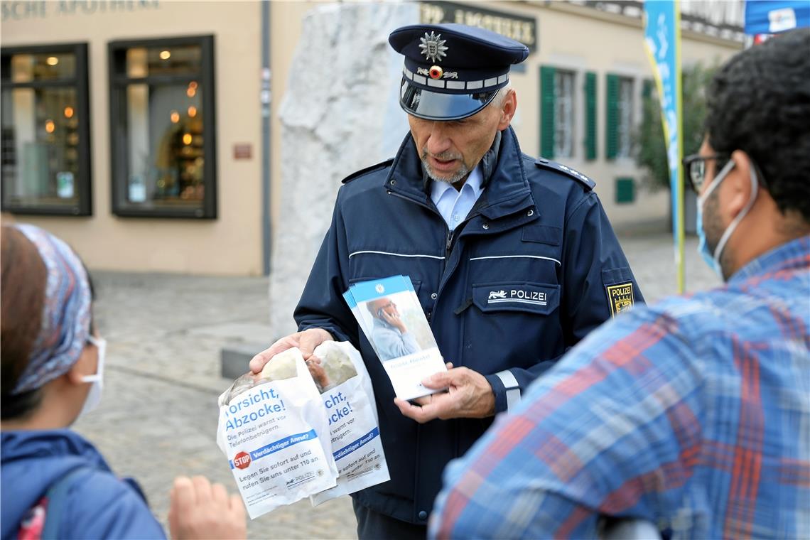 Die (richtige) Polizei versucht auf unterschiedliche Weise, Senioren vor Betrügern zu warnen. So sollen Warnhinweise auf Bäckertüten ältere Menschen auf die Gefahren hinweisen. Solche Tüten gegen Abzocke zum Beispiel wurden im September vorgestellt und in Umlauf gebracht. Foto: B. Büttner