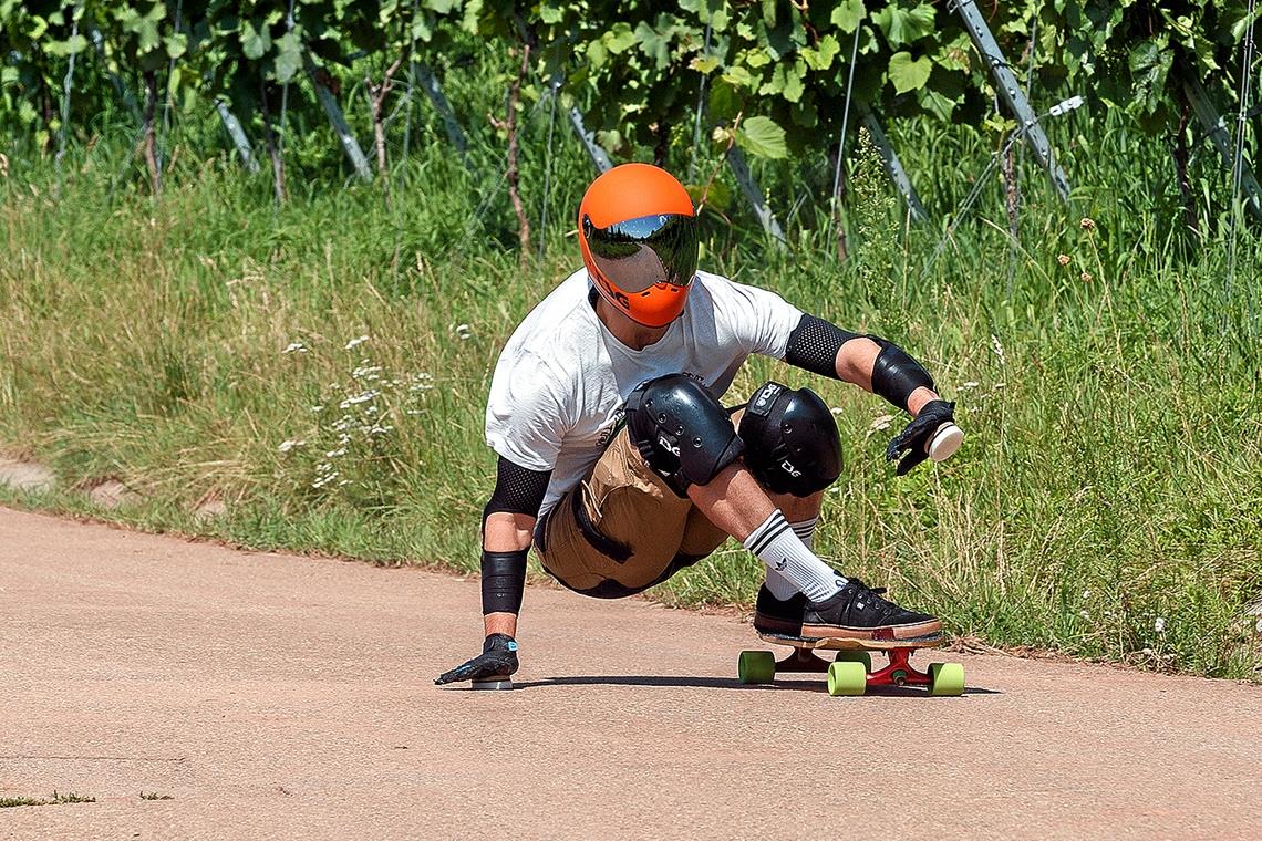 Mit Höchsttempo durch die Weinberge Die richtige Schutzausrüstung ist wichtig: An den Handschuhen befinden sich Puks zum Sliden, ohne Vollhelm und Protektoren fährt keiner.