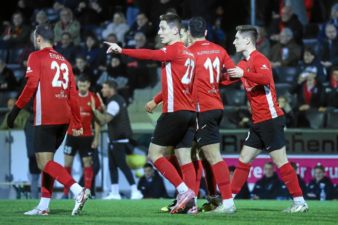 Die Richtung stimmt, scheint Loris Maier nach seinem Treffer zum 1:0 für Großaspach anzudeuten. Tatsächlich bejubeln der Offensivakteur und dessen Teamkollegen gegen den TSV Steinbach Haiger einen 4:1-Sieg und erobern damit vorerst die Spitzenposition. Foto: Alexander Becher