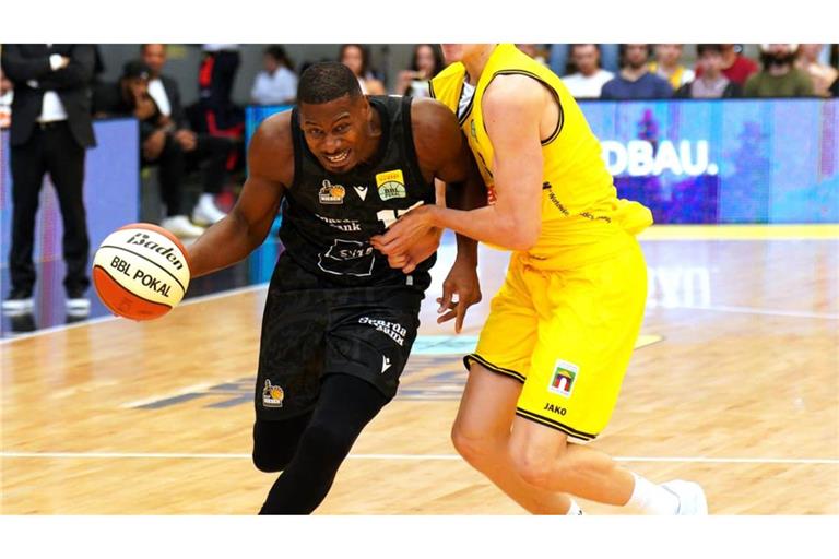 Die Riesen Ludwigsburg&nbsp; um Yorman Polas Bartolo (li., gegen Paul Viefhues) gewinnen gegen die Kirchheim Knights und stehen im Pokal-Achtelfinale.